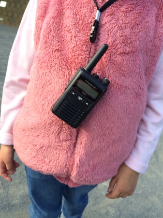 デジタル簡易無線機VXD1を6歳の子どもがクビから掛けるとこんな感じ